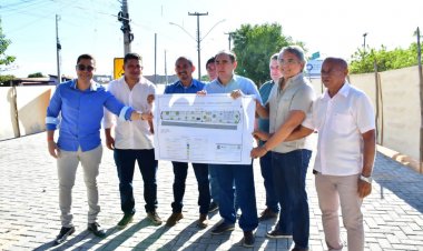 Prefeito de Floriano visita o canteiro de obras da praça em frente a Uespi