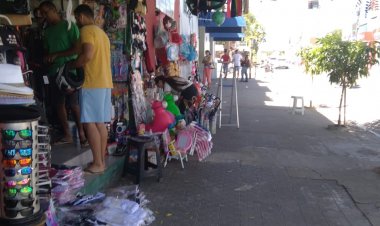 Departamento de Postura de Floriano fiscaliza passeios públicos e orienta comerciantes a desocuparem calçadas