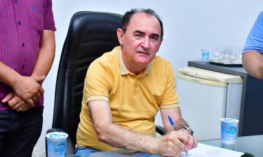 Prefeito Antônio Reis assina ordem de serviço para reforma da Praça da Liberdade em Floriano