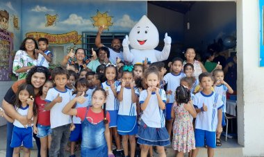 Zé Gotinha visita escolas municipais e faz a alegria da criançada