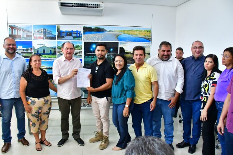 Prefeito Antônio Reis assina ordens de serviços para reforma de três escolas municipais