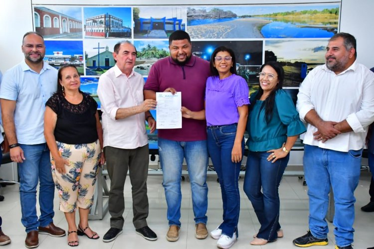 Prefeito Antônio Reis assina ordens de serviços para reforma de três escolas municipais