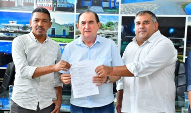 Prefeito Antônio Reis assina duas ordens de serviço para obras nas áreas de saúde e mobilidade urbana