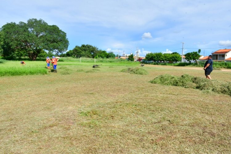 Parceria entre Infraestrutura e Esportes de Floriano começam limpeza nos campos de várzea da cidade