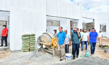 Prefeito Antônio Reis visita obras de reestruturação de escolas da rede municipal