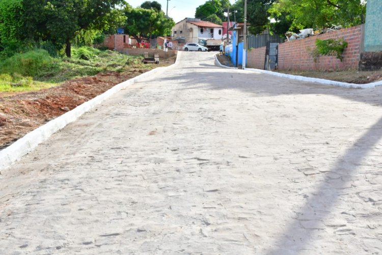 Prefeitura de Floriano entrega calçamento em importante via de acesso no bairro Cancela 