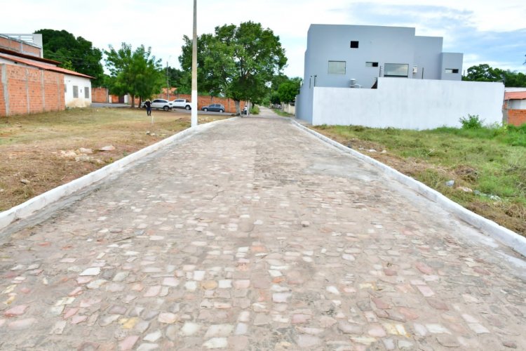 Prefeito Antônio Reis inaugura pavimentação da Rua Nauzica Borges no Irapuã II