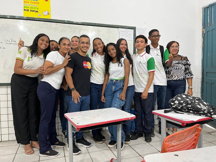 Escola Getúlio Vargas recebe visita de ex-alunos aprovados nos seletivos do IFPI e CTF 2024