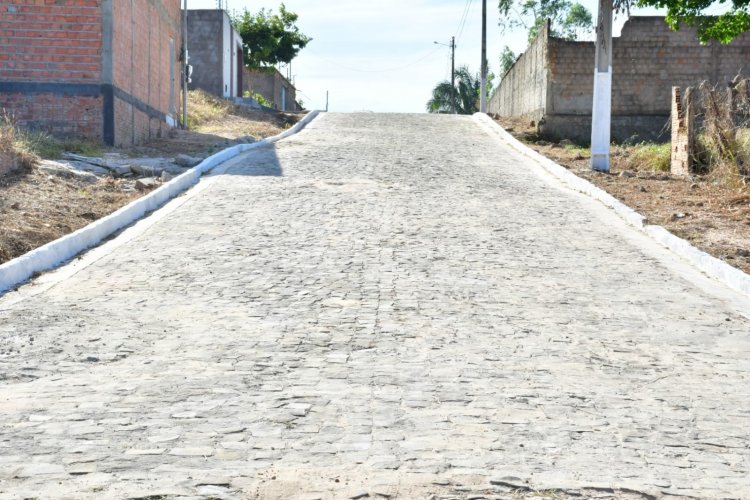 Prefeito Antônio Reis inaugura Rua Emídio Rocha no bairro Manguinha