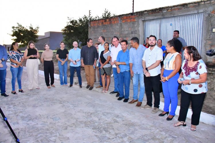 Prefeito Antônio Reis inaugura Rua Emídio Rocha no bairro Manguinha