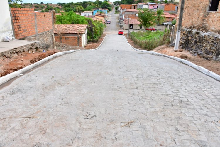 Prefeitura de Floriano investe em mobilidade e entrega mais 3 ruas pavimentadas no bairro Tiberão