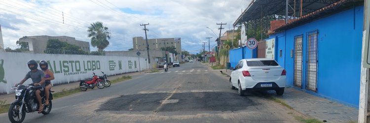 Infraestrutura realiza manutenção da pavimentação poliédrica e asfáltica em ruas de Floriano