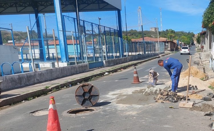 Infraestrutura realiza manutenção da pavimentação poliédrica e asfáltica em ruas de Floriano