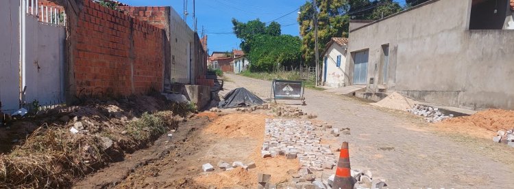 Infraestrutura realiza manutenção da pavimentação poliédrica e asfáltica em ruas de Floriano