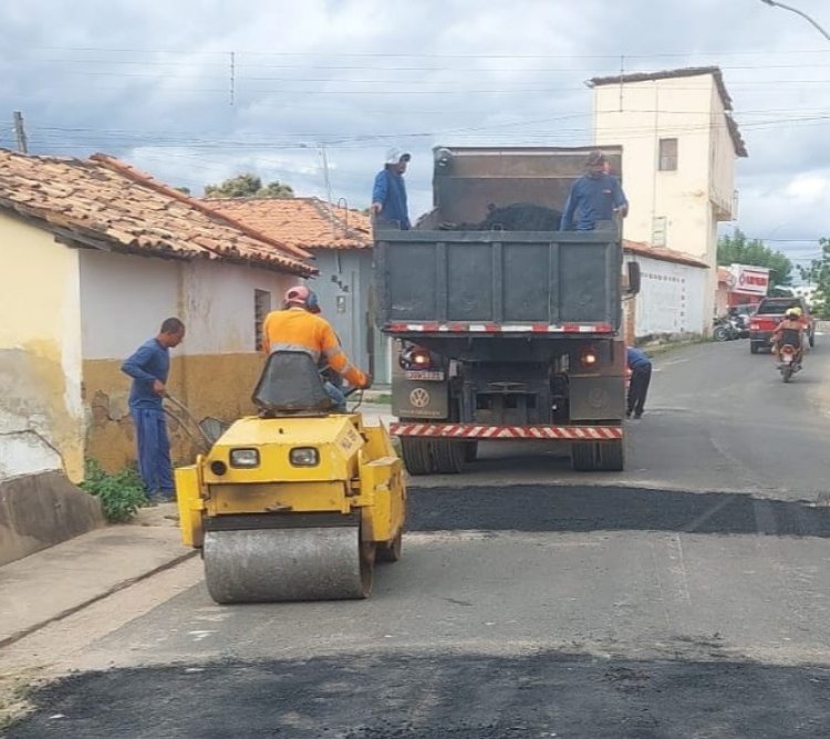 Mobilidade Urbana: Prefeitura de Floriano realiza tapa-buracos com massa asfáltica em ruas do município 