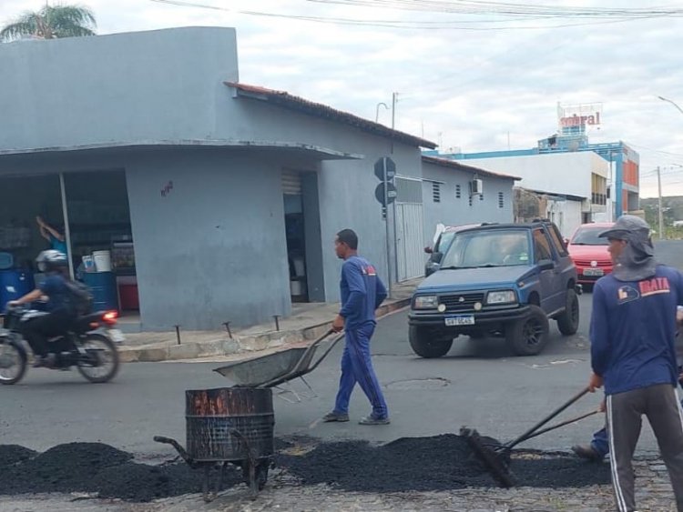 Mobilidade Urbana: Prefeitura de Floriano realiza tapa-buracos com massa asfáltica em ruas do município 