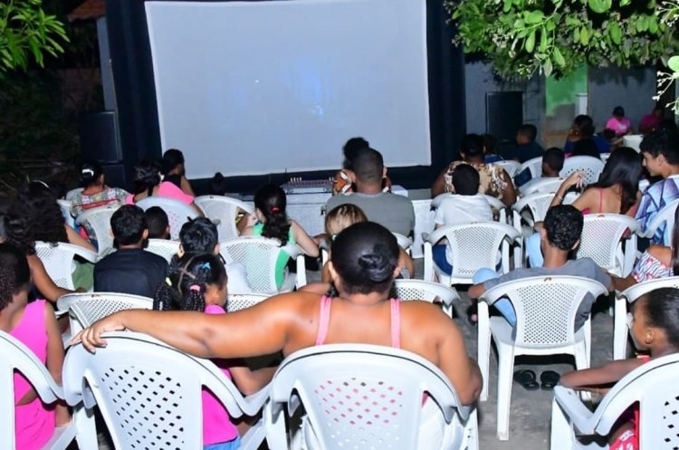 Floriano 127 anos: Cine Social transforma associação do bairro Campo Velho em cinema a céu aberto