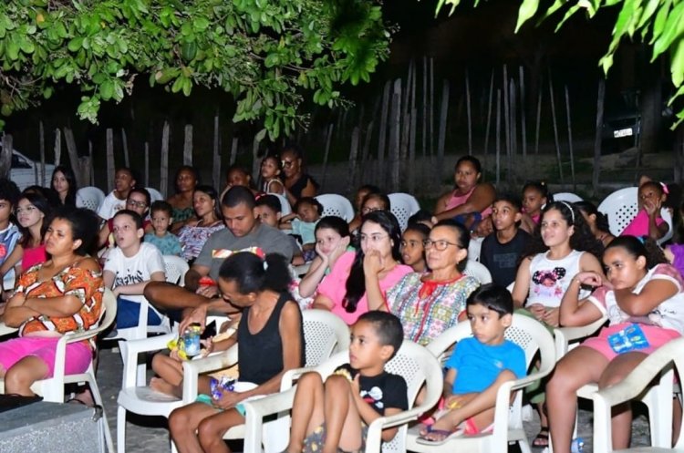 Floriano 127 anos: Cine Social transforma associação do bairro Campo Velho em cinema a céu aberto