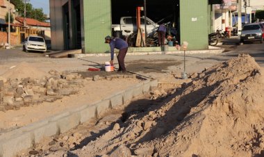 Avenida Bucar Neto passa por processo de nivelamento da pavimentação poliédrica