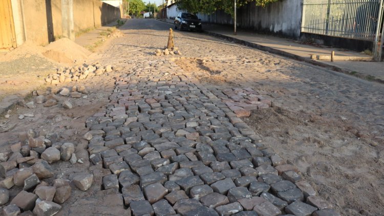 Avenida Bucar Neto passa por processo de nivelamento da pavimentação poliédrica