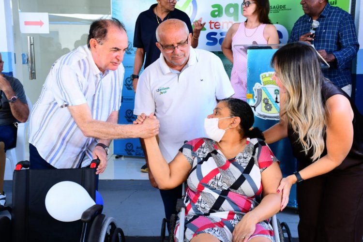Prefeitura de Floriano entrega dispositivos de locomoção a usuários do SUS