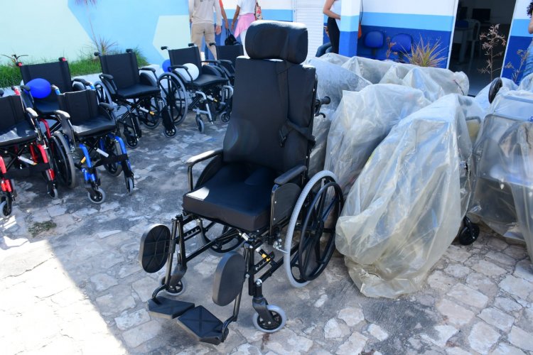 Prefeitura de Floriano entrega dispositivos de locomoção a usuários do SUS