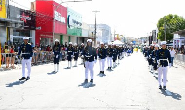 Desfile cívico encerra solenidades da Semana da Pátria em Floriano