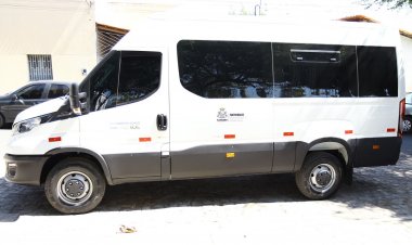 Prefeitura de Floriano entrega van e notebooks para fortalecer programas sociais