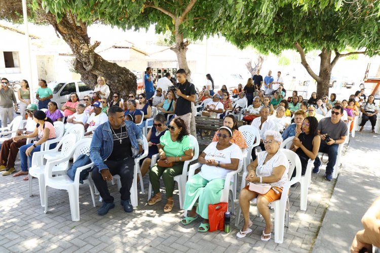 Prefeitura de Floriano entrega van e notebooks para fortalecer programas sociais