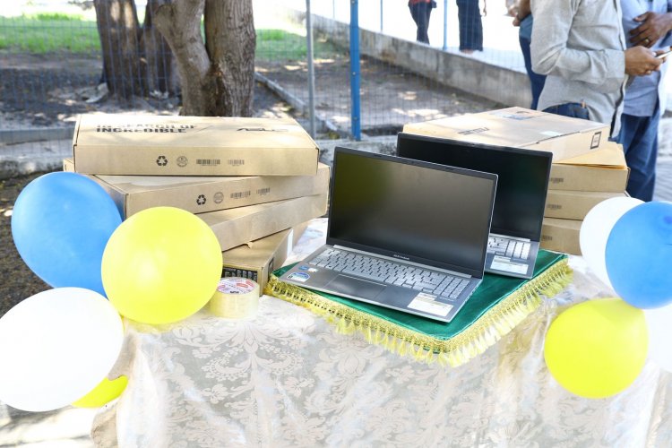 Prefeitura de Floriano entrega van e notebooks para fortalecer programas sociais