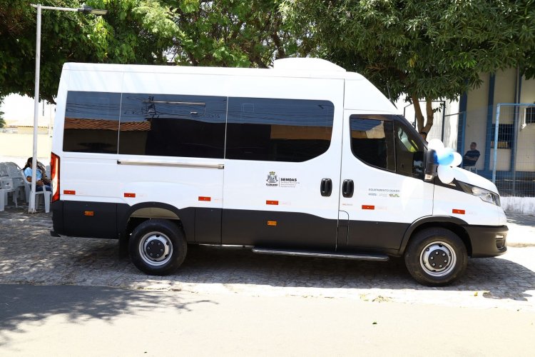 Prefeitura de Floriano entrega van e notebooks para fortalecer programas sociais