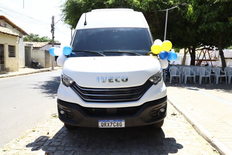 Prefeitura de Floriano entrega van e notebooks para fortalecer programas sociais