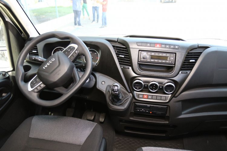 Prefeitura de Floriano entrega van e notebooks para fortalecer programas sociais