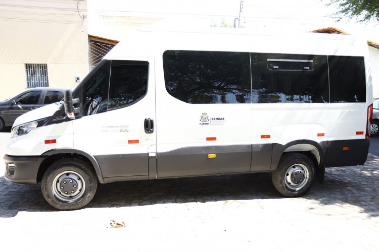 Prefeitura de Floriano entrega van e notebooks para fortalecer programas sociais