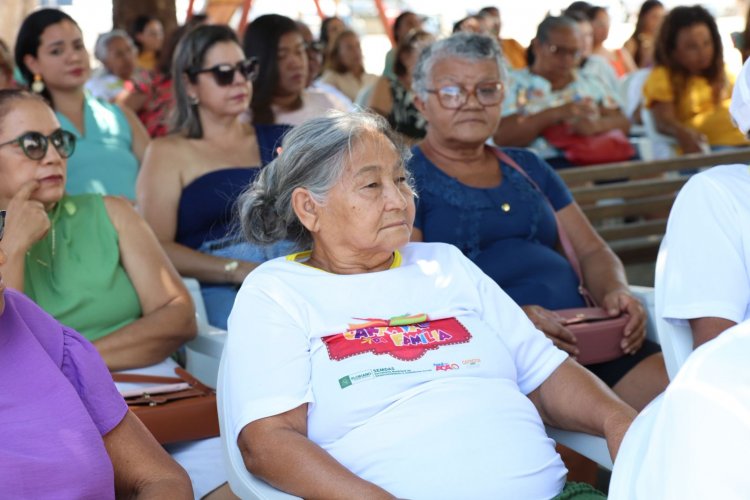 Prefeitura de Floriano entrega van e notebooks para fortalecer programas sociais