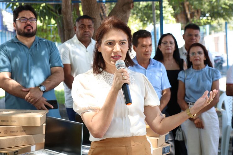 Prefeitura de Floriano entrega van e notebooks para fortalecer programas sociais