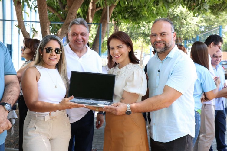 Prefeitura de Floriano entrega van e notebooks para fortalecer programas sociais