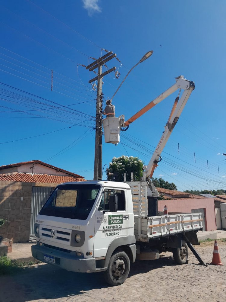 Prefeitura de Floriano realiza cerca de 600 atendimentos em iluminação pública no mês de junho