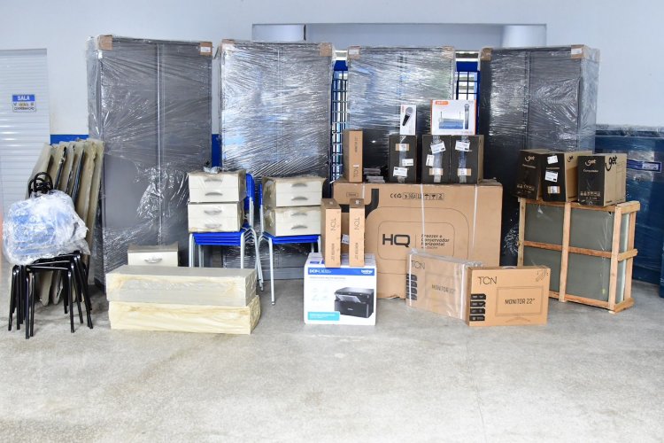 Educação de Floriano realiza entrega de materiais permanentes às escolas da rede municipal