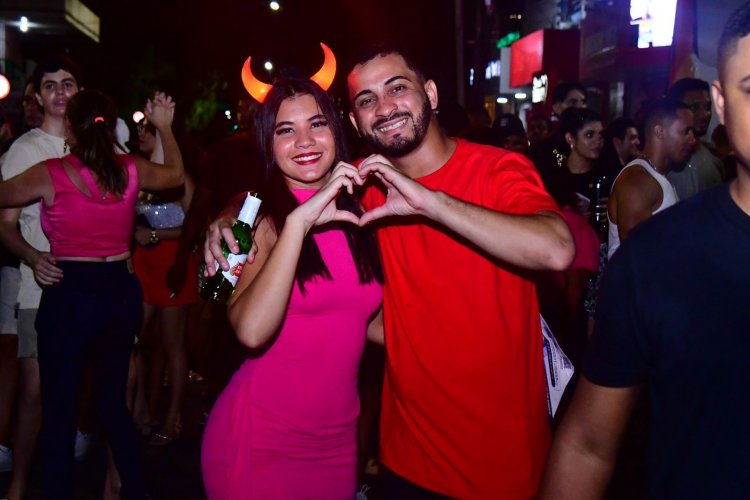 Arrastão com Durval Lelys marca estreia da folia de carnaval em Floriano 