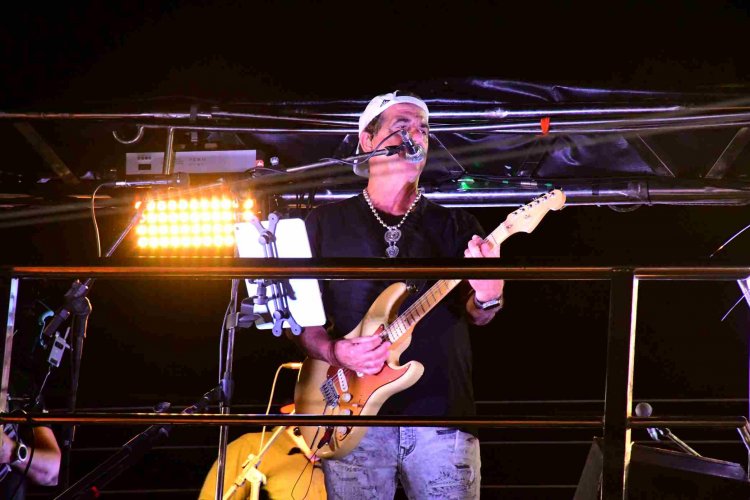 Arrastão com Durval Lelys marca estreia da folia de carnaval em Floriano 