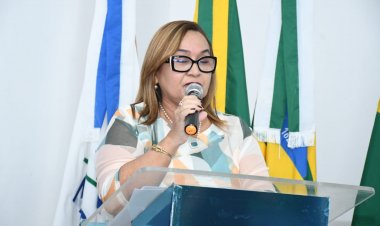 Educação de Floriano apresenta novo fardamento escolar e assina contrato com empresa que vai confeccionar os uniformes