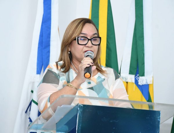 Educação de Floriano apresenta novo fardamento escolar e assina contrato com empresa que vai confeccionar os uniformes