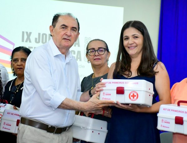 Prefeitura de Floriano entrega kits de primeiros socorros às escolas da rede municipal