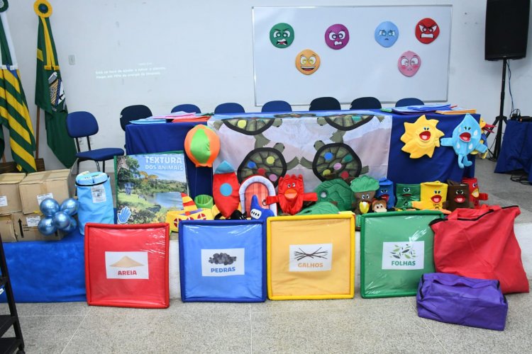 Educação de Floriano apresenta novo fardamento escolar e assina contrato com empresa que vai confeccionar os uniformes