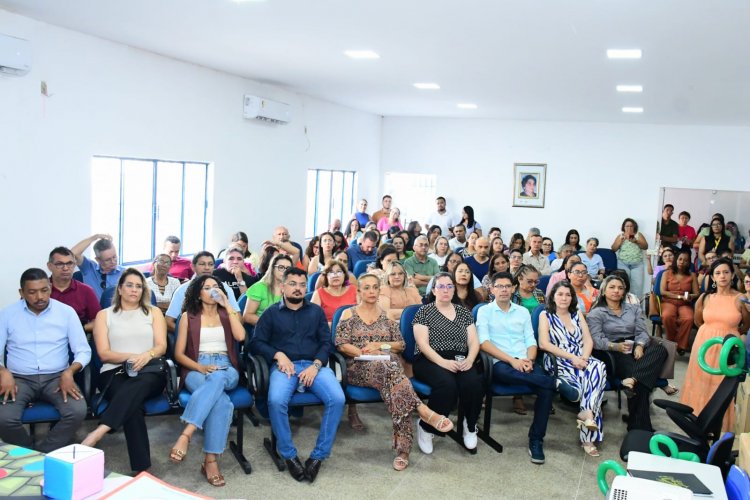 Educação de Floriano apresenta novo fardamento escolar e assina contrato com empresa que vai confeccionar os uniformes