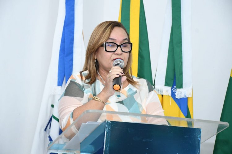 Educação de Floriano apresenta novo fardamento escolar e assina contrato com empresa que vai confeccionar os uniformes