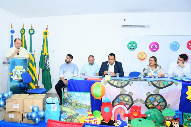 Educação de Floriano apresenta novo fardamento escolar e assina contrato com empresa que vai confeccionar os uniformes