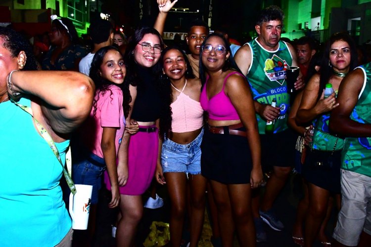 Dany Melody arrasta multidão e agita o Carnaval de Floriano neste sábado (14)