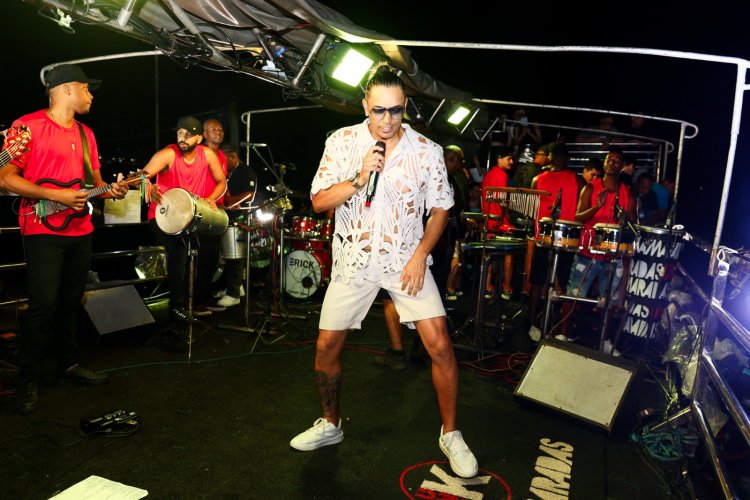 Dany Melody arrasta multidão e agita o Carnaval de Floriano neste sábado (14)